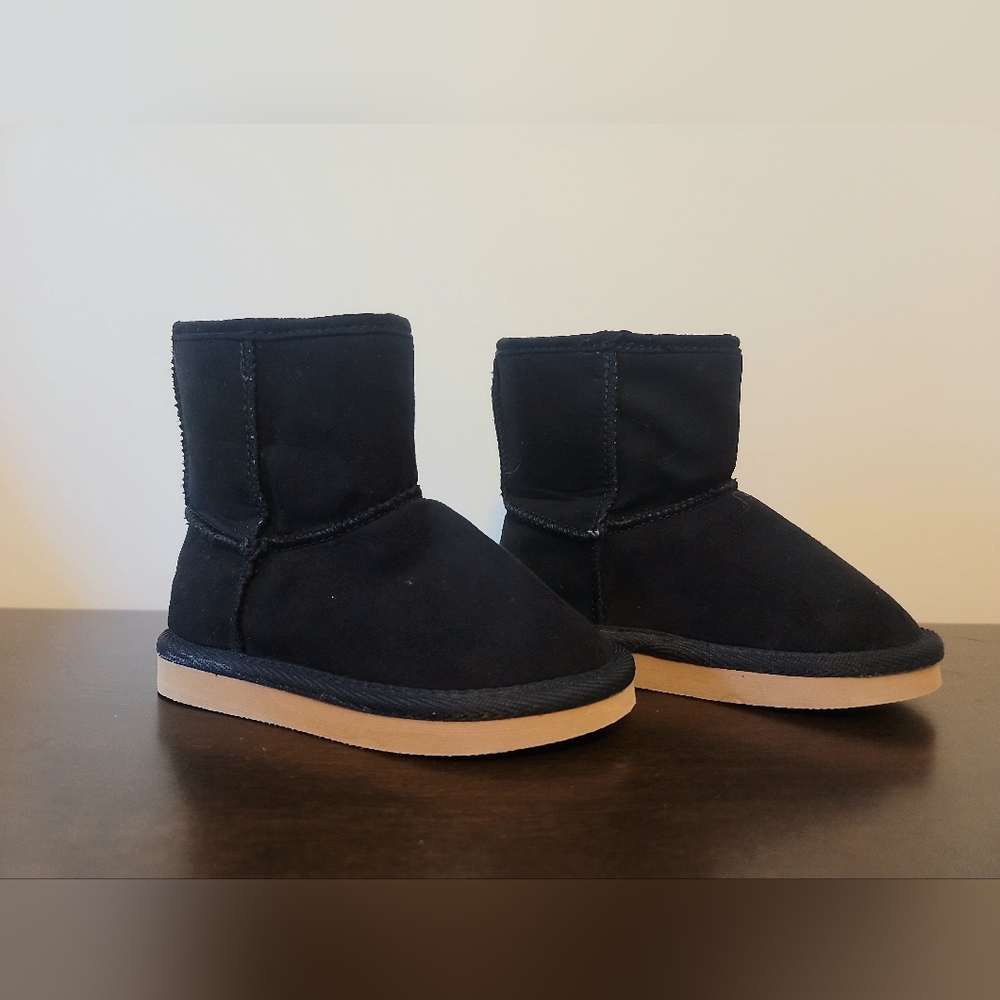 OLD NAVY Black Faux-Suede Sherpa-Lined Ankle Boots for Toddler Girls Size 5